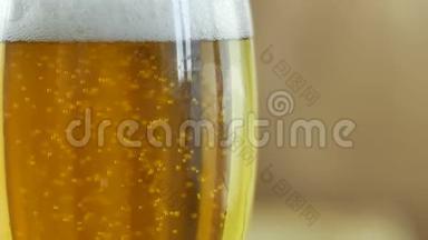用慢动作特写镜头，用lolod和啤酒花在一家私人啤酒厂酿造的淡啤酒泡泡